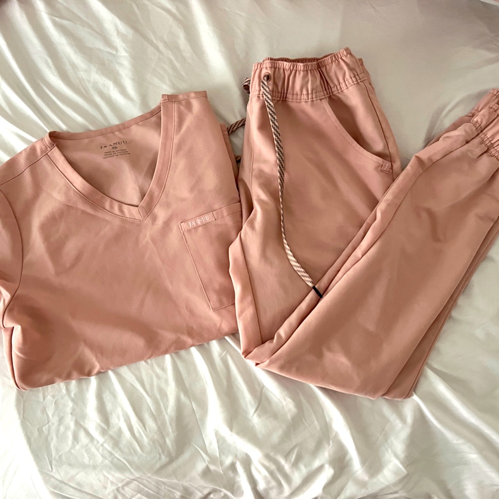 Jaanuu blushing pink scrub top and jogger set XS